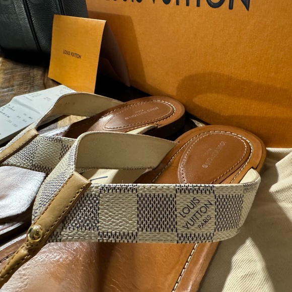 Sandales Louis Vuitton grandeur 9 - Picture 2 of 4